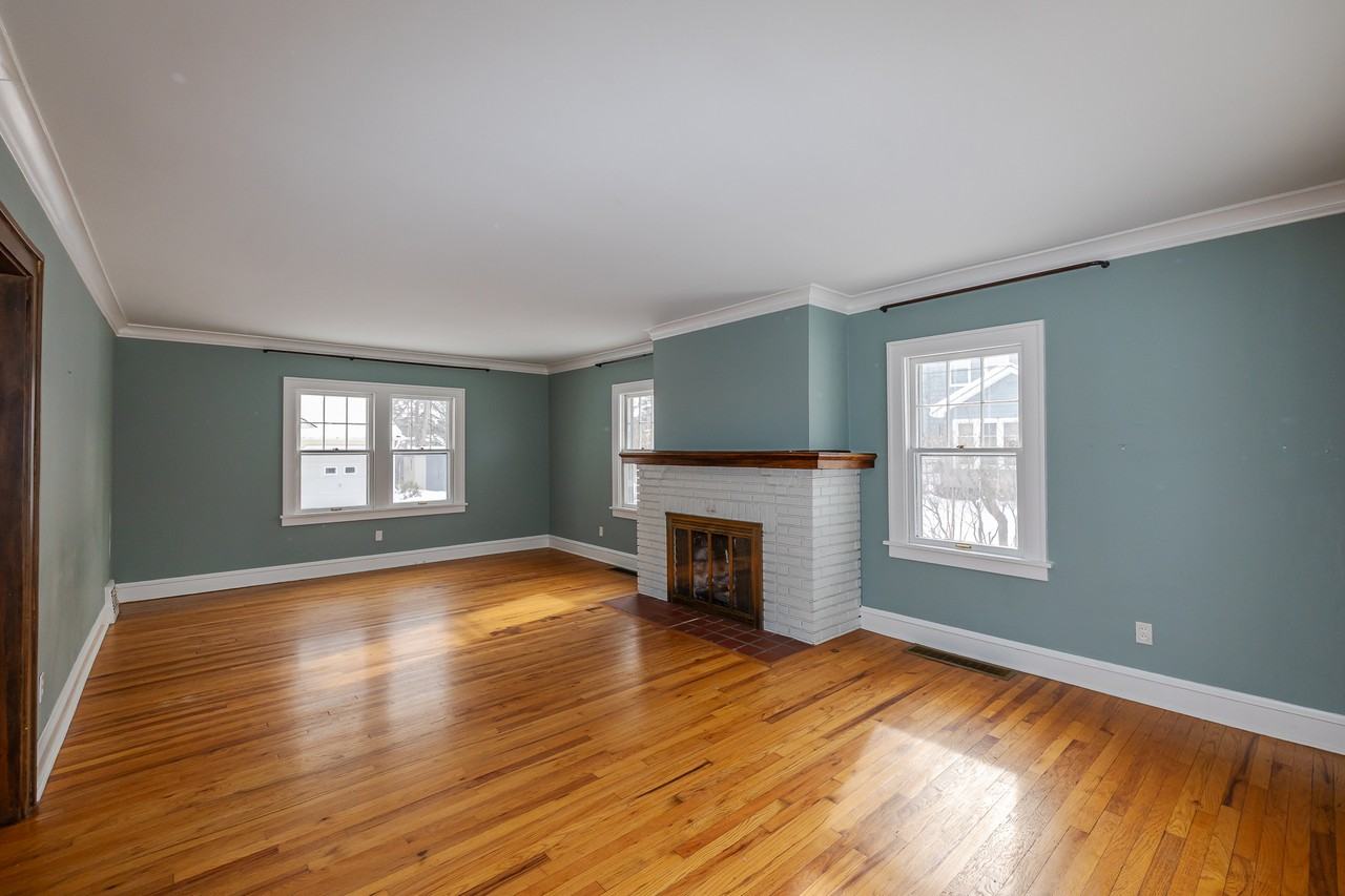 939 Stuart Dr - Photo 5 of 38