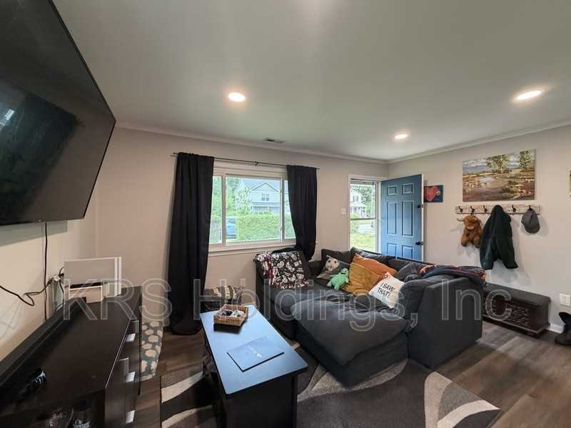 1474 Morgan Dr - Photo 3 of 11