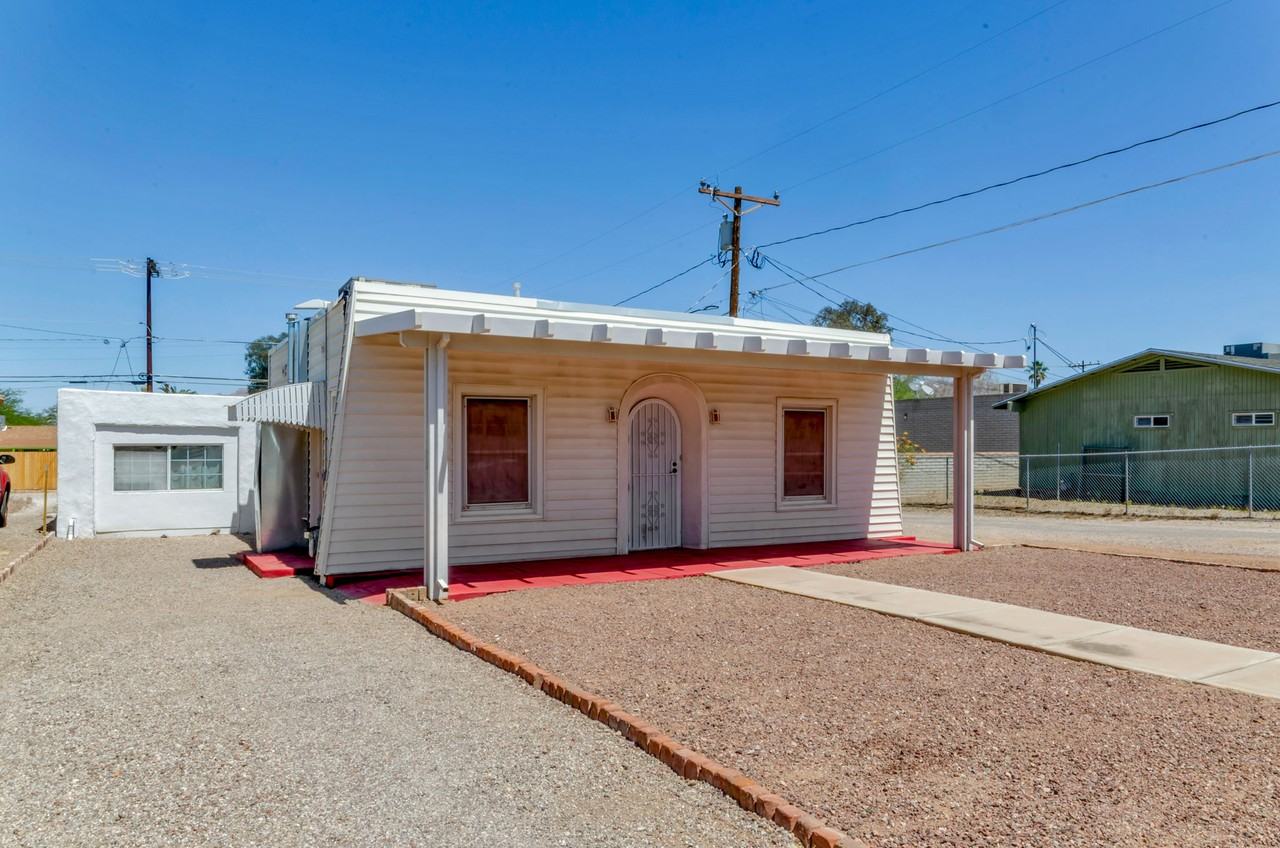 1119 E Silver St - Photo 2 of 25