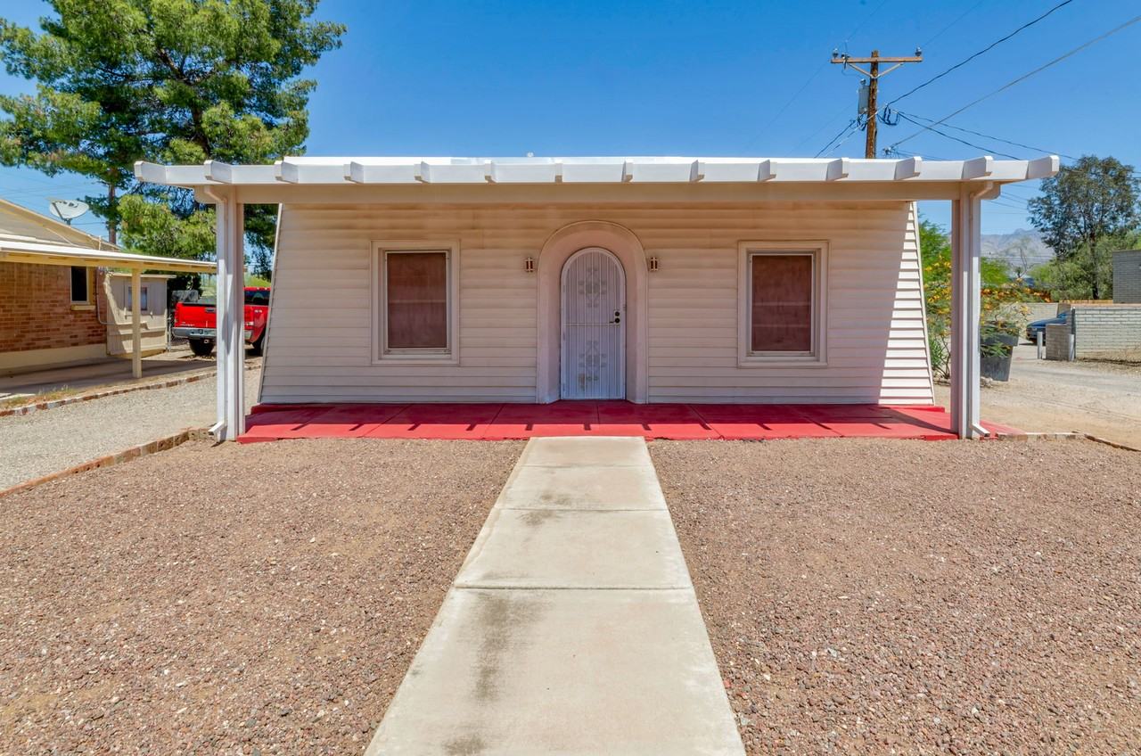 1119 E Silver St - Photo 3 of 25