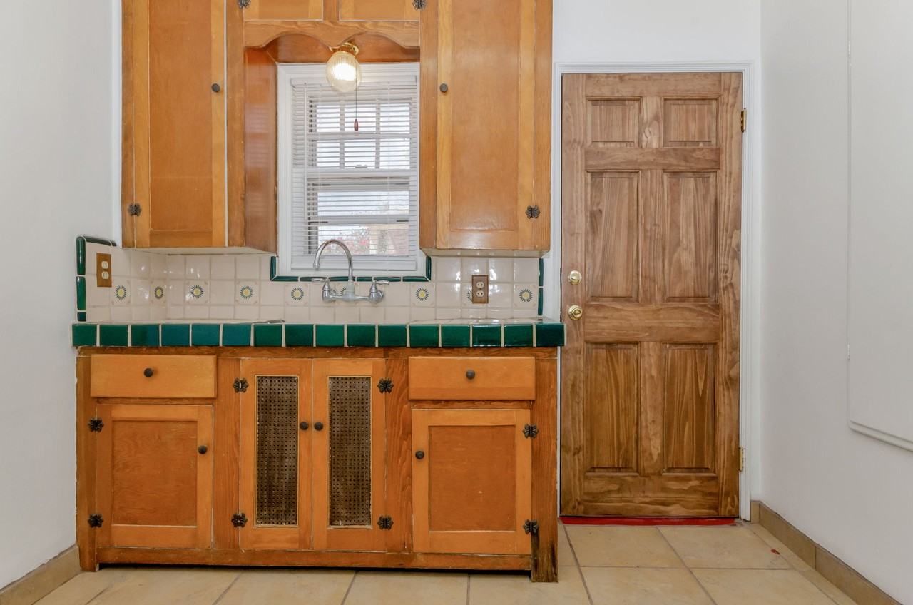 1119 E Silver St - Photo 7 of 25