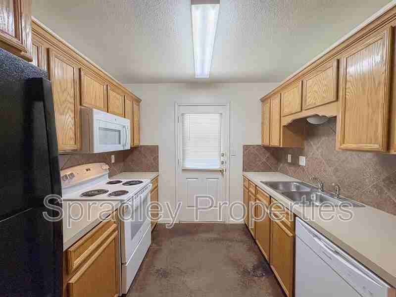 5604 Luxor Dr Apt B - Photo 4 of 13