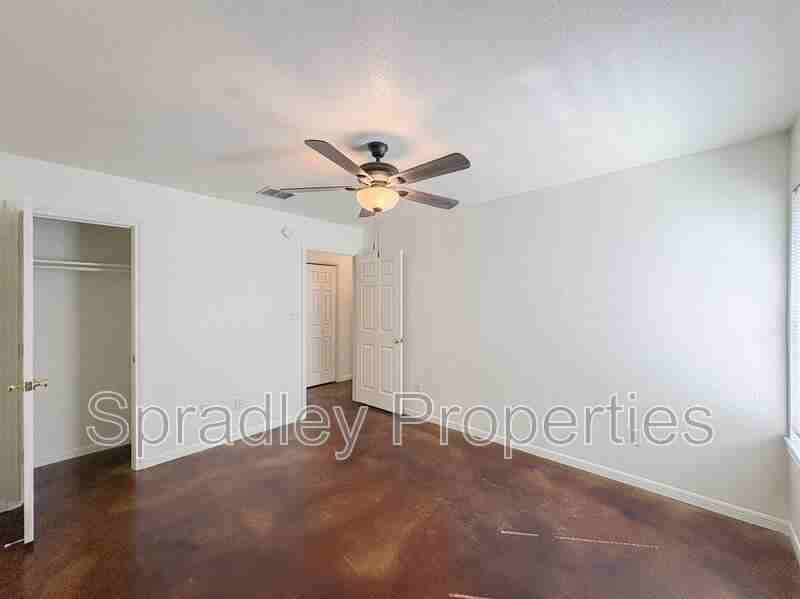5604 Luxor Dr Apt B - Photo 7 of 13