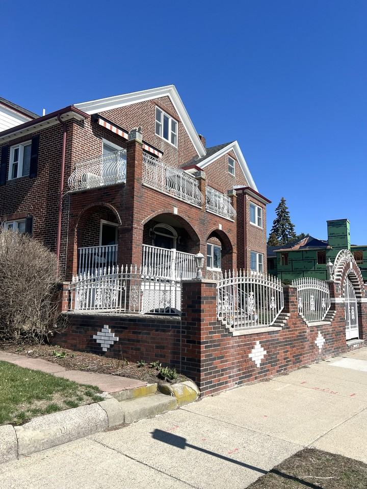 77 Lynn Shore Dr #3 - Photo 2 of 18