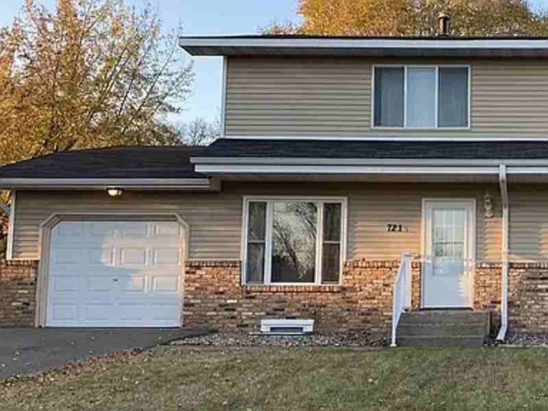 721 Circle Dr - Photo 2 of 13