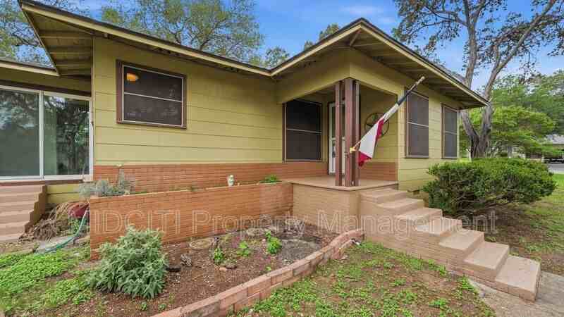 1079 Canyon Dr - Photo 3 of 32