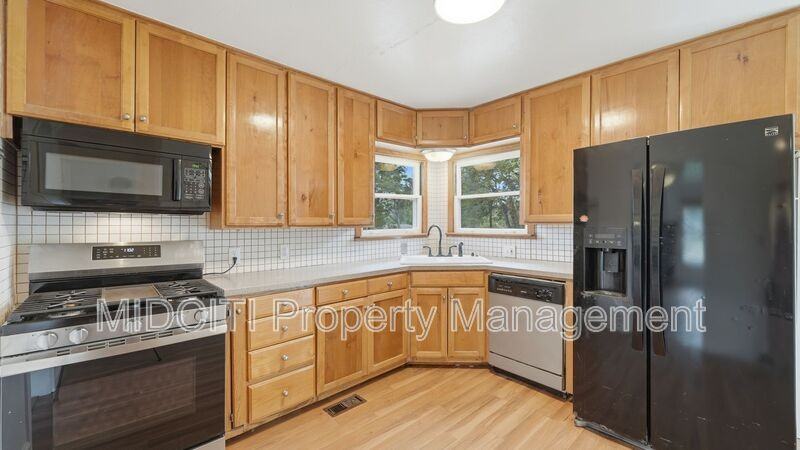 1079 Canyon Dr - Photo 5 of 32