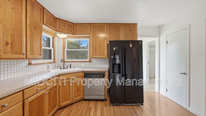 1079 Canyon Dr - Photo 6 of 32