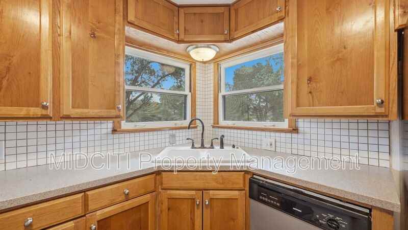 1079 Canyon Dr - Photo 7 of 32