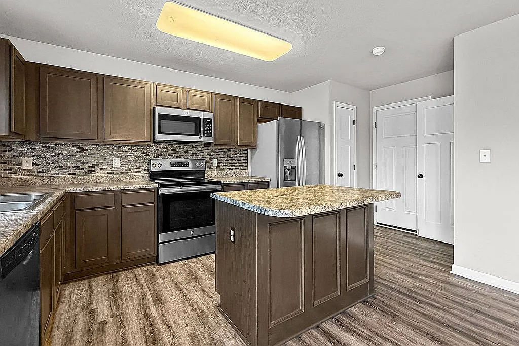 205 Sw 48th St #NA - Photo 2 of 20