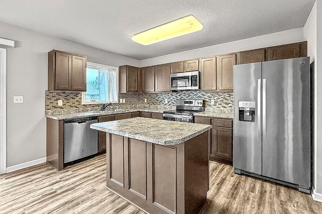 205 Sw 48th St #NA - Photo 3 of 20