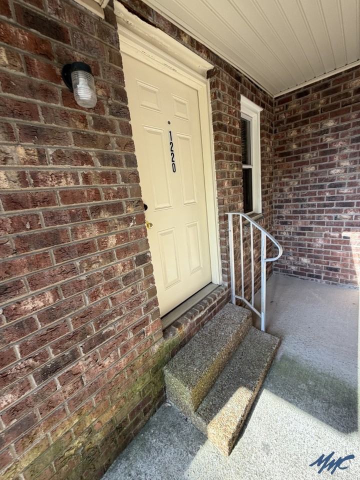 1220 Hamilton Dr - Photo 2 of 16