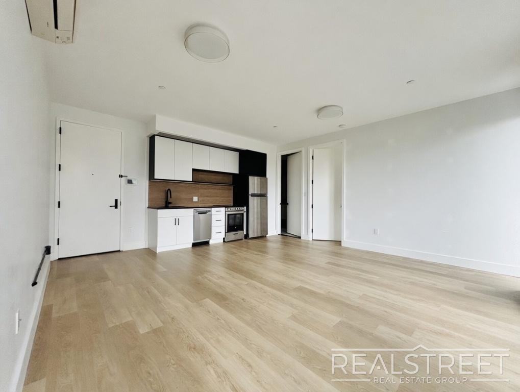 139 Frost St #4B - Photo 3 of 8