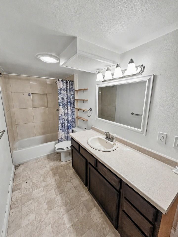 4413 East 8th Avenue - Photo 4 of 7