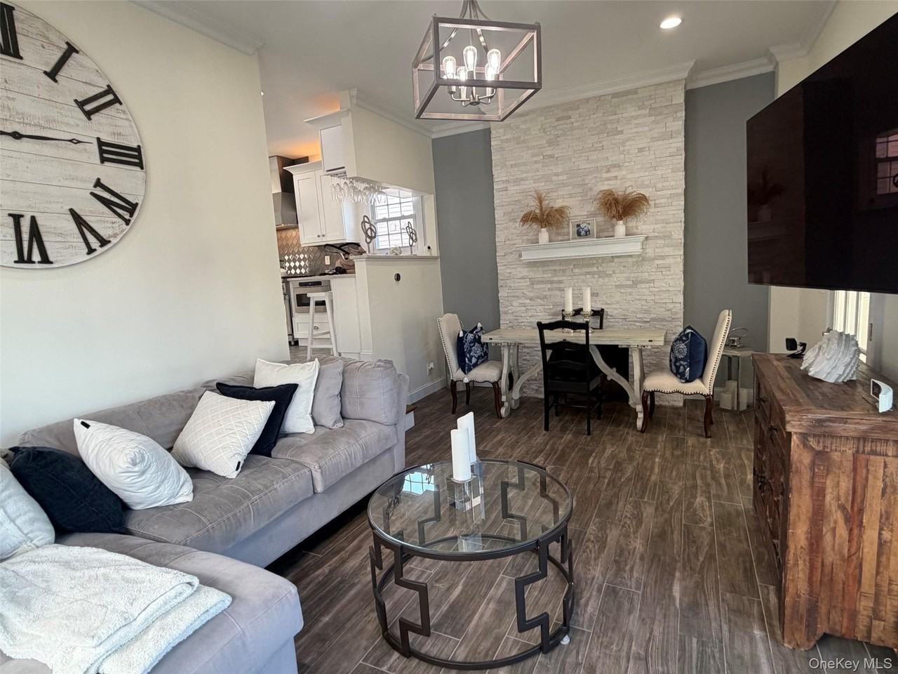 326 E Walnut St - Photo 3 of 16