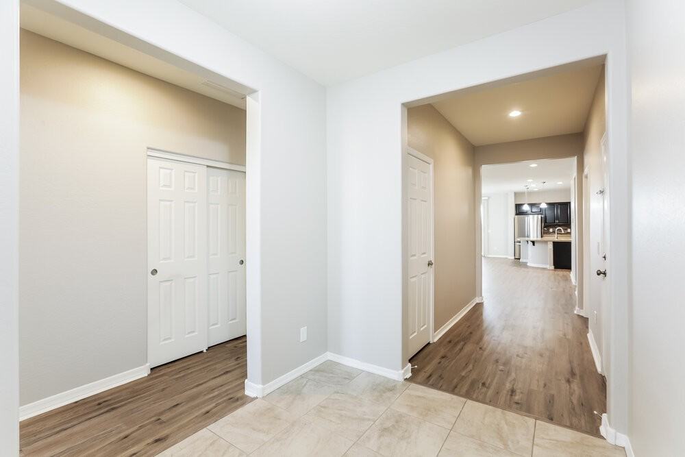 6417 S 47th Dr - Photo 3 of 16