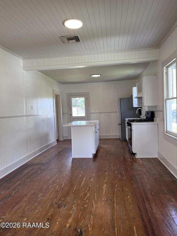 220 Saint Peter St - Photo 3 of 12