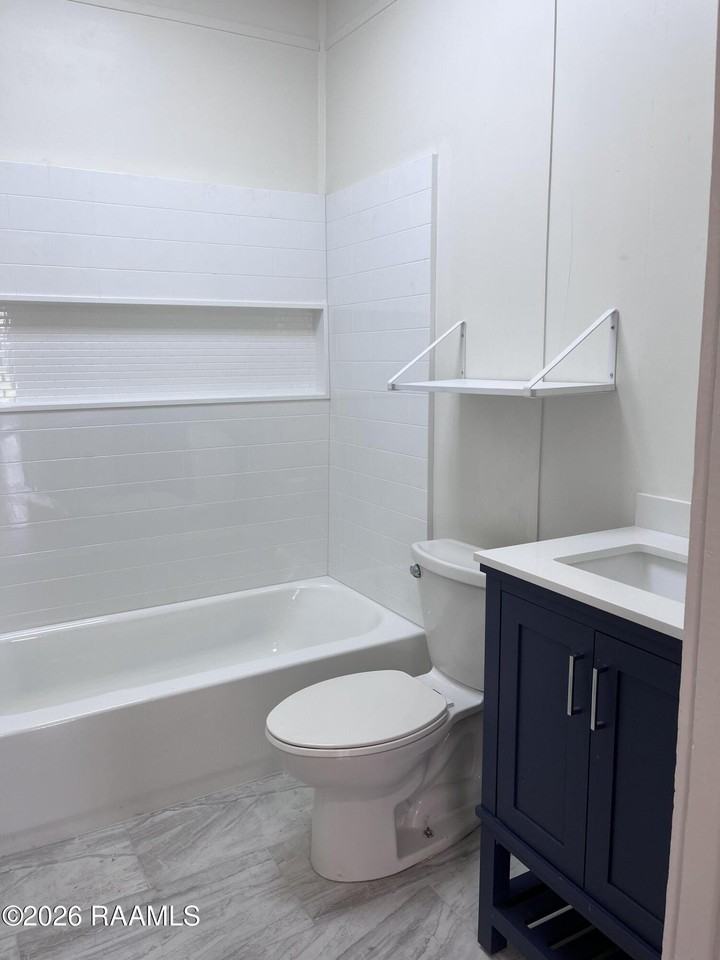 220 Saint Peter St - Photo 6 of 12