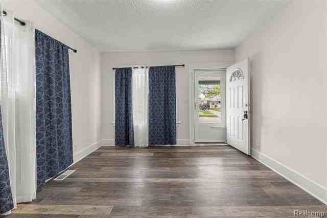 5629 Katherine St - Photo 5 of 28