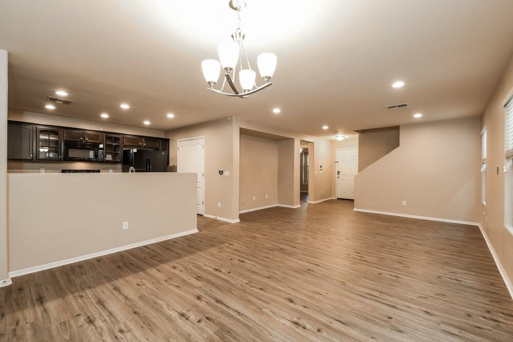 923 S Pheasant Dr - Photo 5 of 17