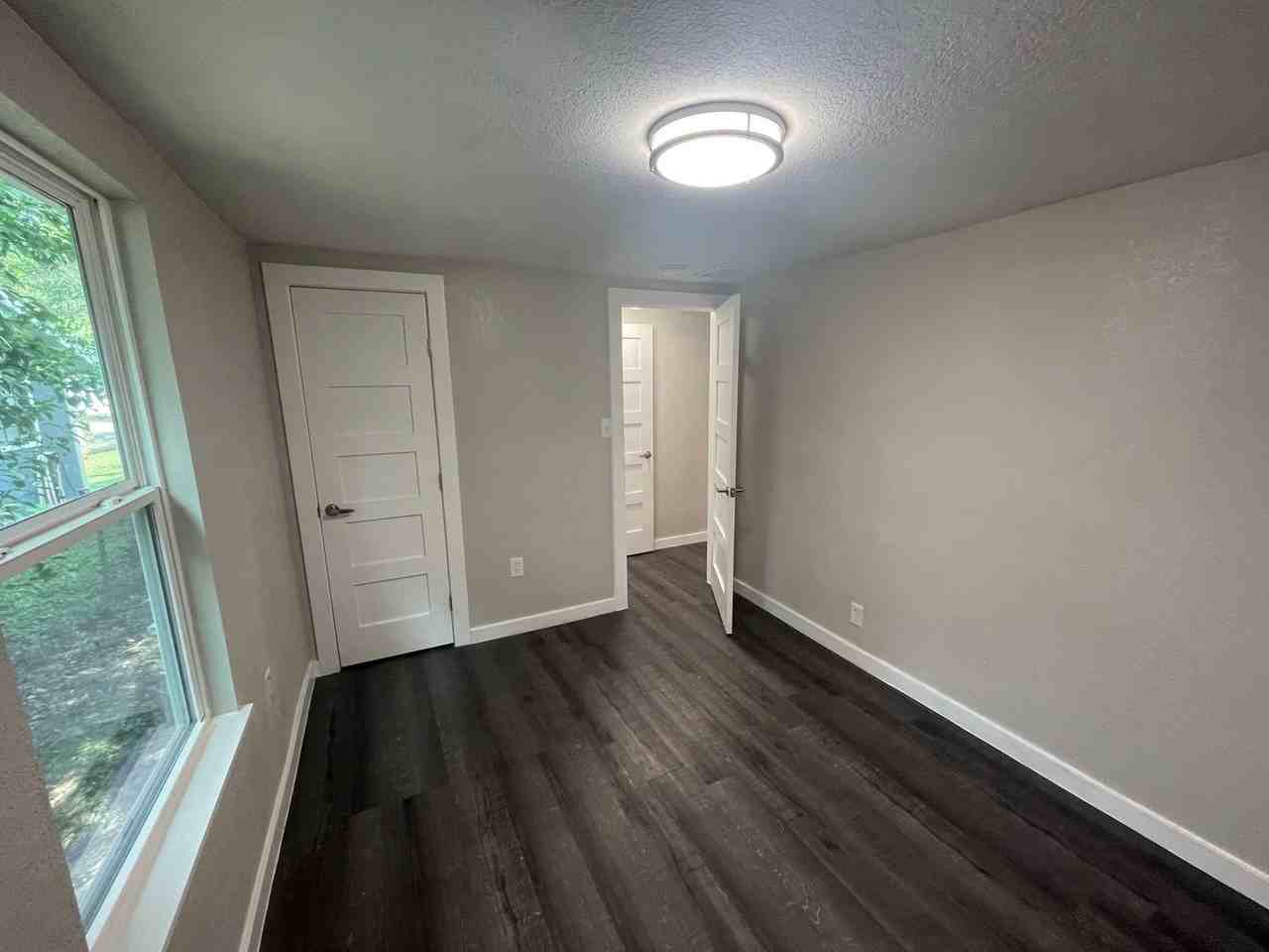 1906 S Pine St - Photo 2 of 11