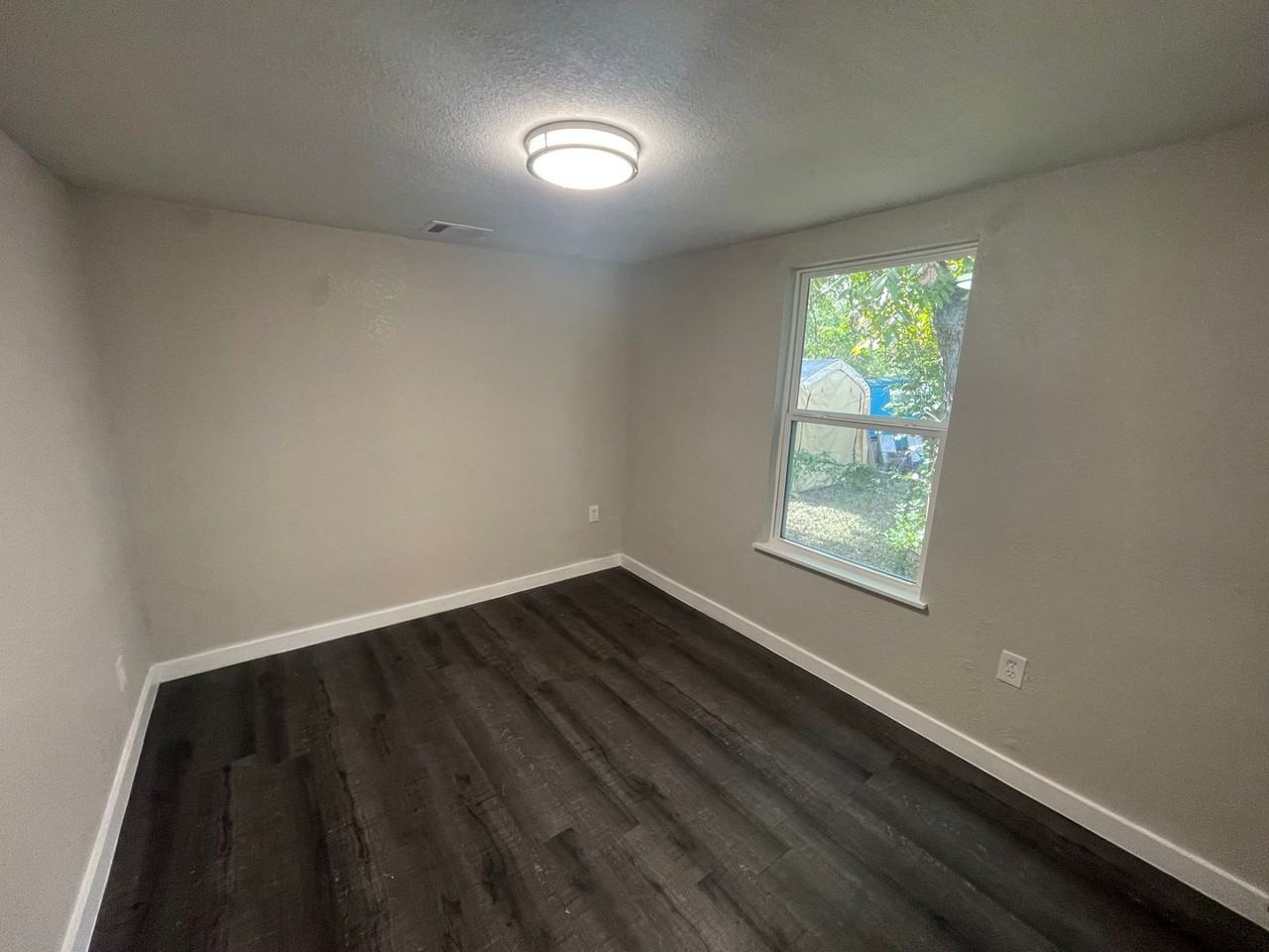 1906 S Pine St - Photo 3 of 11