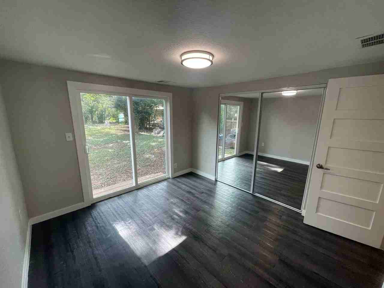 1906 S Pine St - Photo 4 of 11