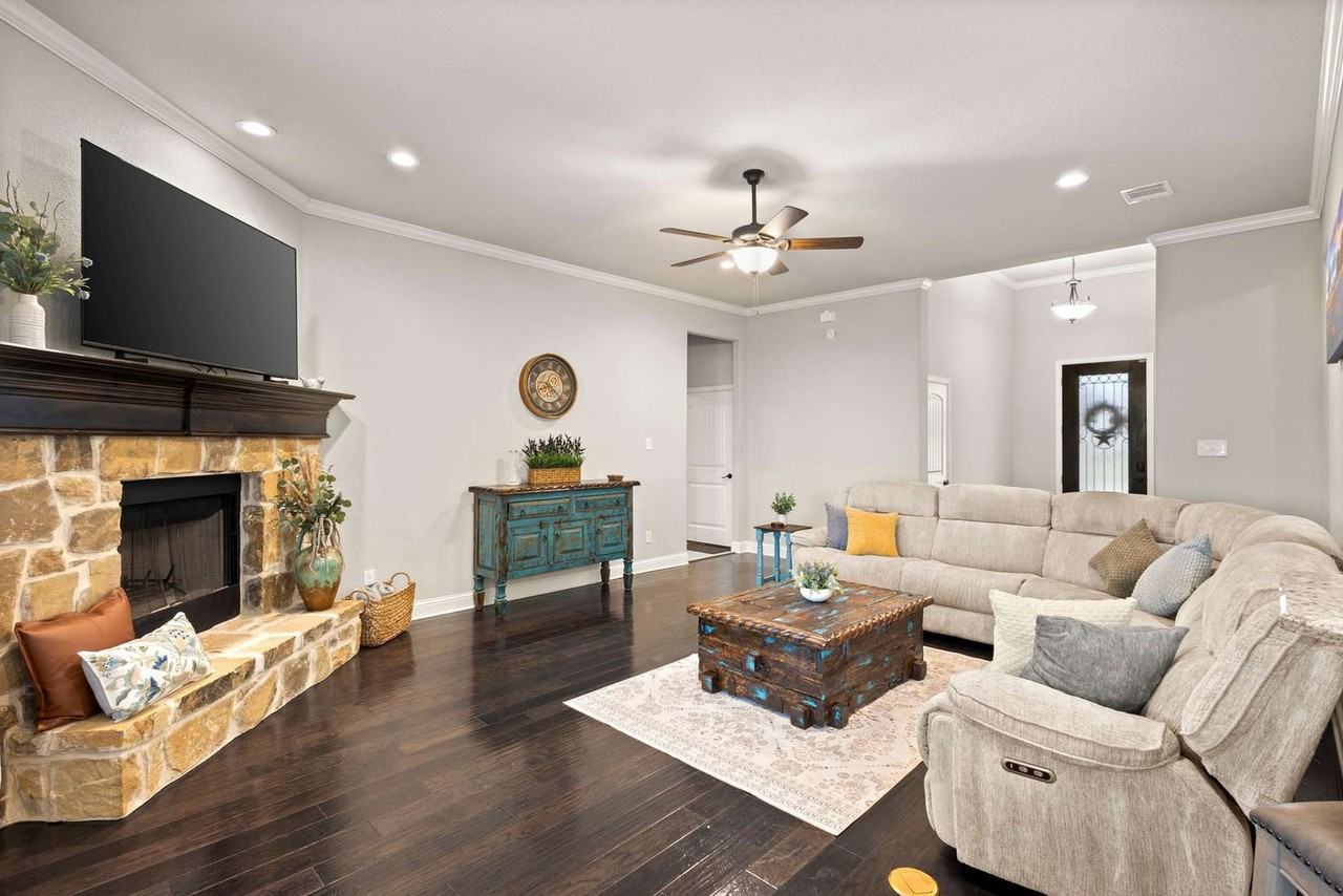 206 S Meadow Dr #1520042P - Photo 4 of 36