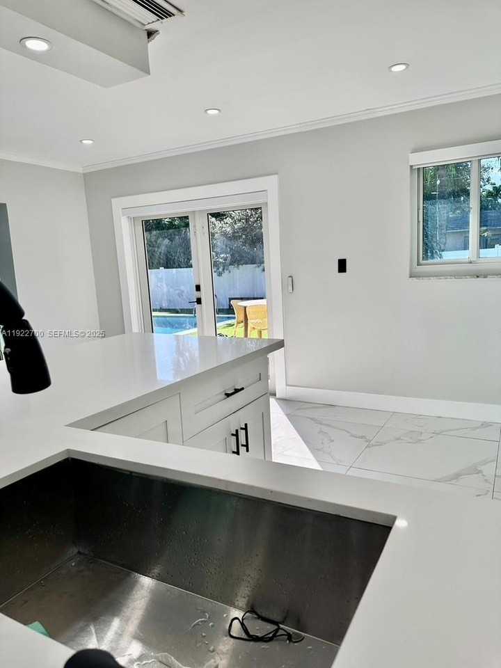 4681 Southwest 26th Avenue - Photo 6 of 29