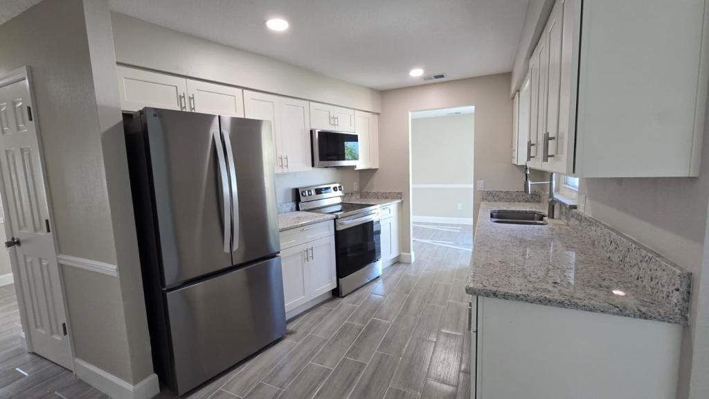 647 Sagamore Dr - Photo 7 of 20