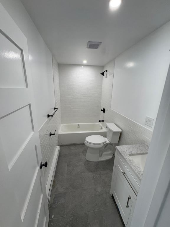 202 Carlisle St - Photo 4 of 6