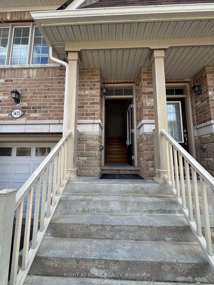 1433 Granrock Crescent - Photo 2 of 17