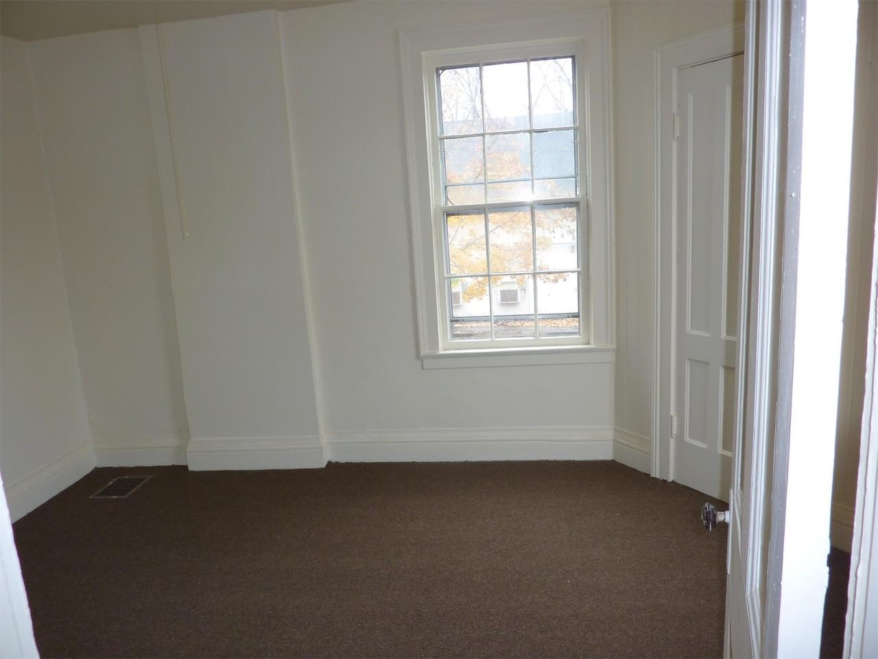 131 Clinton St - Photo 6 of 19