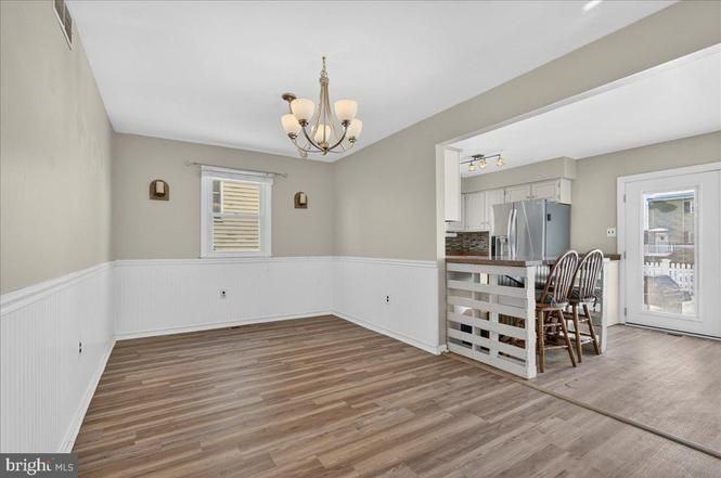 1158 Grove St - Photo 4 of 18