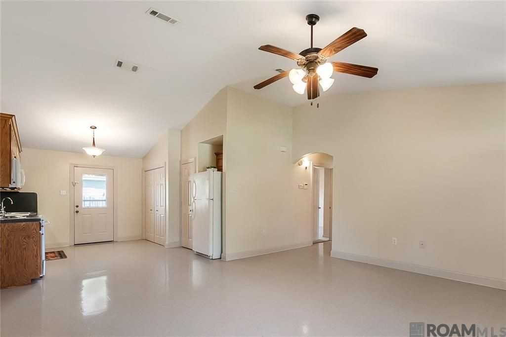 412 E Beech St - Photo 2 of 5