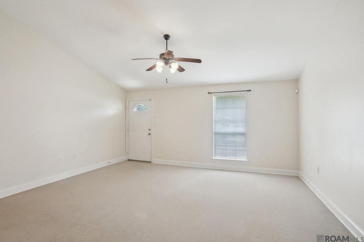 408 E Beech St - Photo 2 of 7