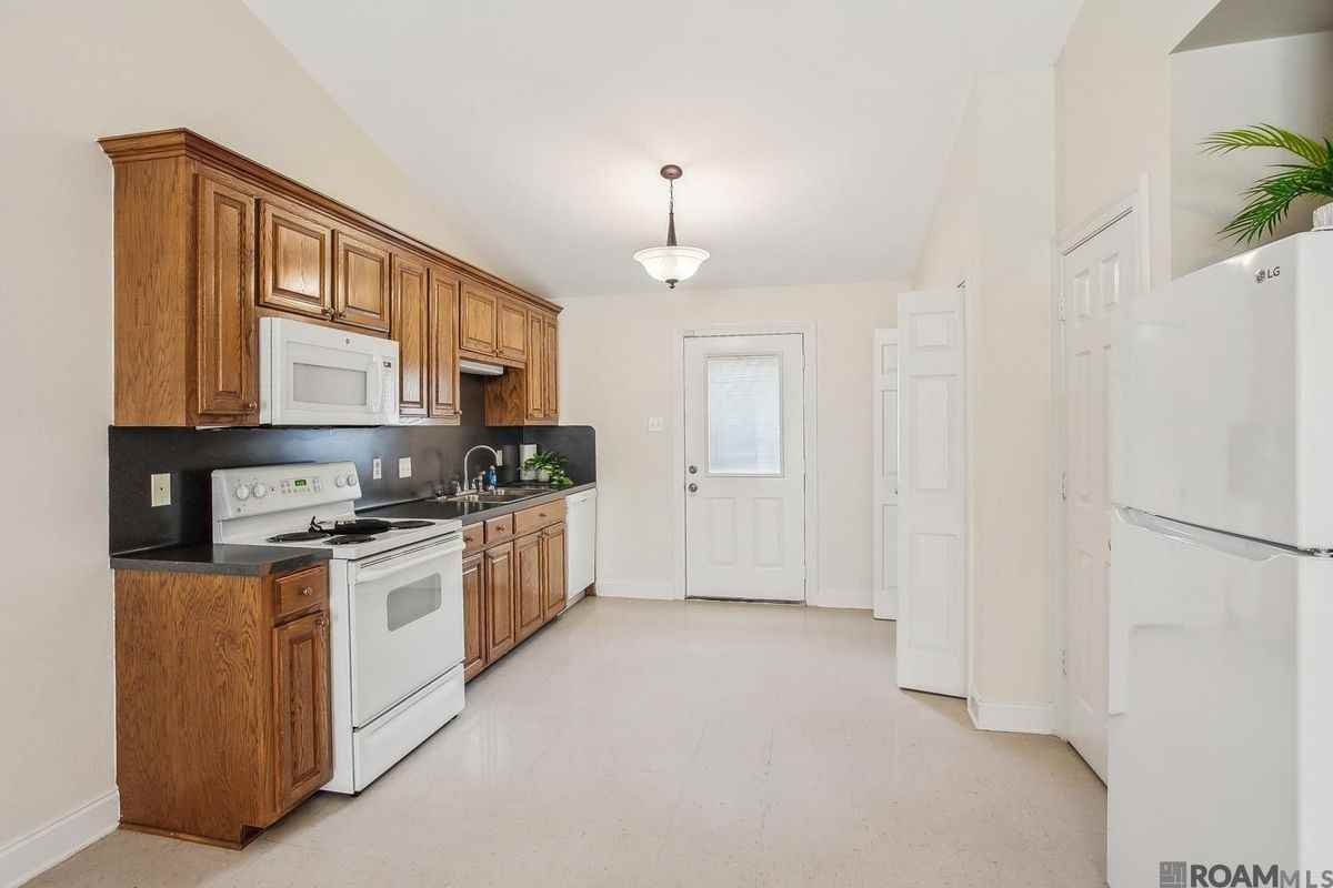 408 E Beech St - Photo 3 of 7