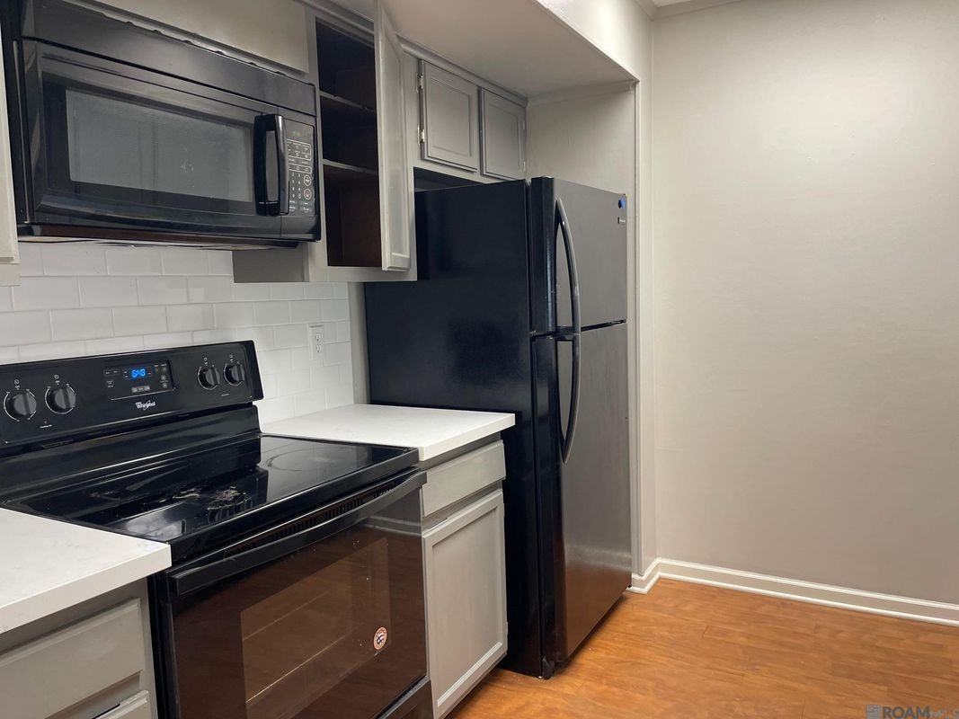 2122 Stonehenge Ave - Photo 3 of 14