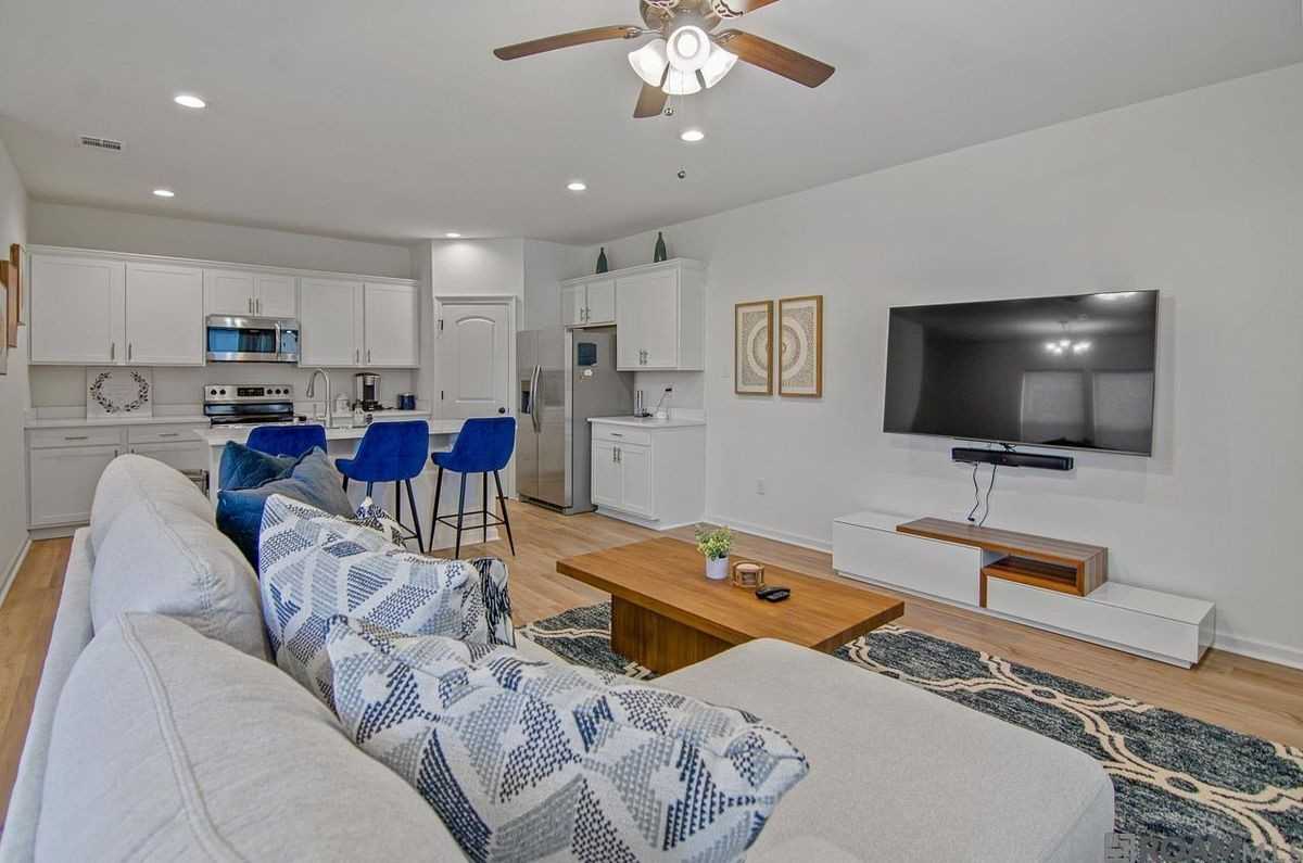 5618 Cottage Lake Dr - Photo 3 of 17