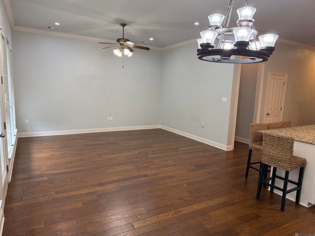 8017 Seville Ct - Photo 4 of 30