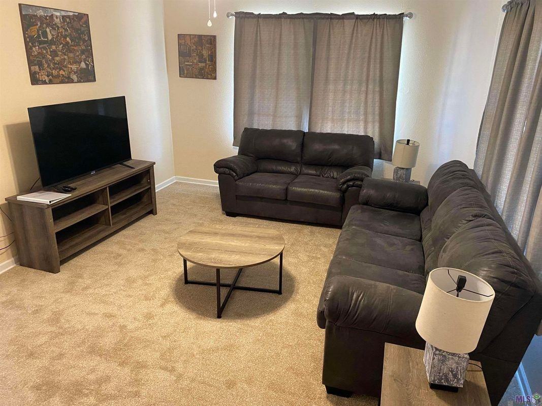 1018 S Mire Ave - Photo 2 of 7