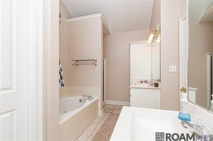10125 Springbrook Ave - Photo 6 of 11