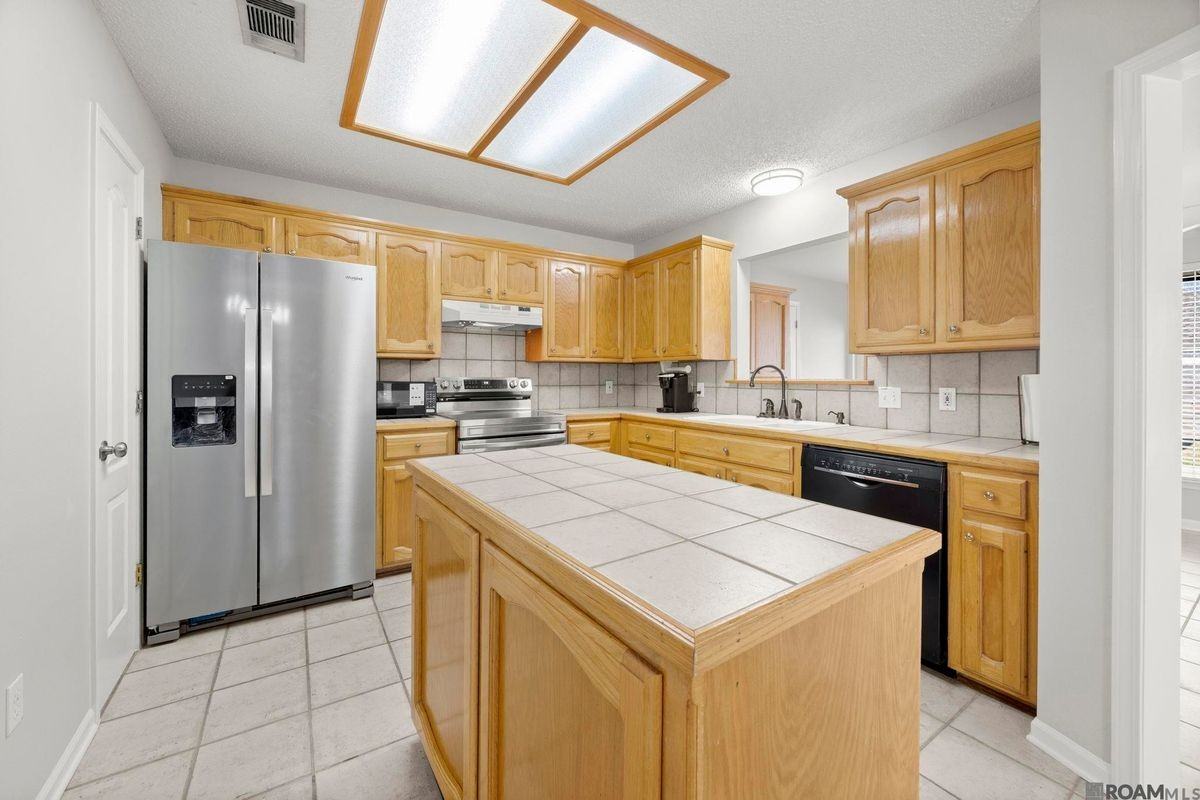 18596 White Oak Dr - Photo 4 of 21