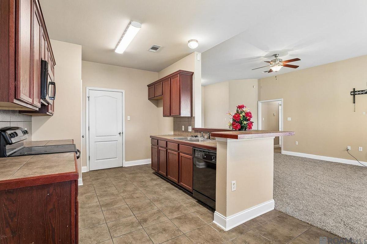 11176 Merlo Dr - Photo 4 of 15