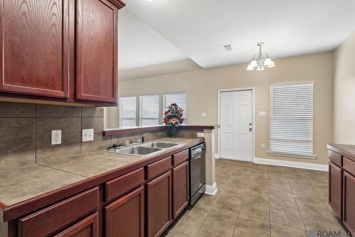 11176 Merlo Dr - Photo 5 of 15