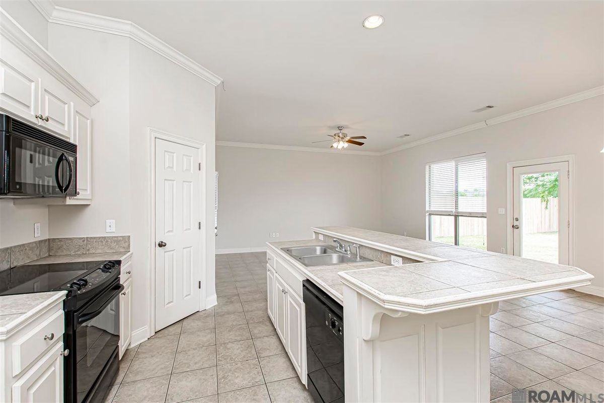 9015 Westlake Ave - Photo 6 of 24