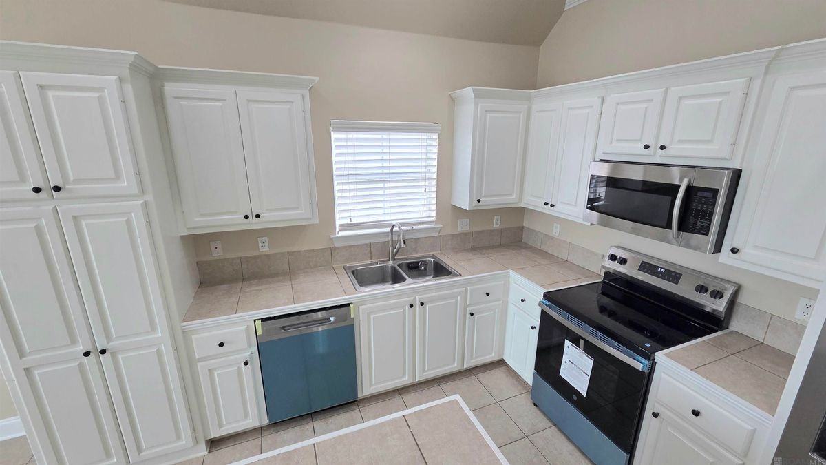 2934 Nicholson Lake Dr - Photo 2 of 26