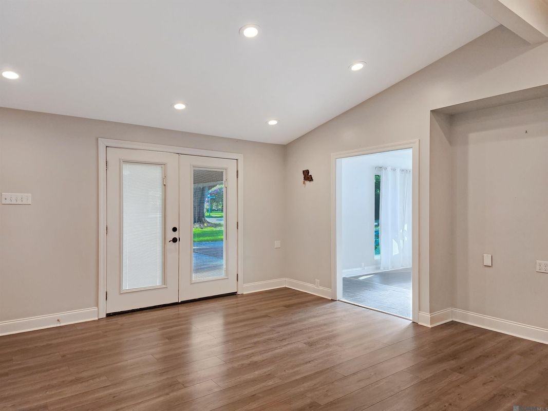 468 College Hill Dr - Photo 3 of 10