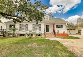 featured image of 222 E Sanders St