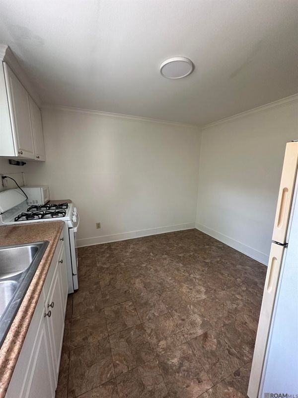 110 Pine St - Photo 5 of 10